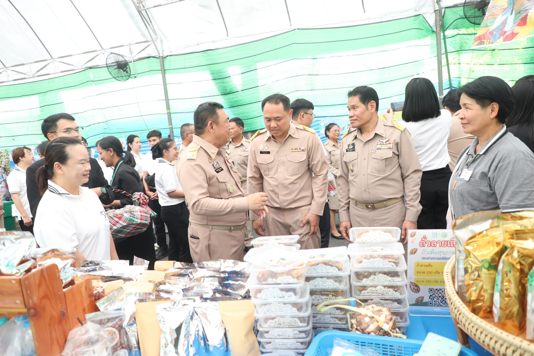 title - ปลัดกระทรวงเกษตรฯ และผู้บริหาร ส.ป.ก. เยี่ยมชมร้านค้า ในงานวันคล้ายวันสถาปนา ส.ป.ก. ครบรอบ 51 ปี